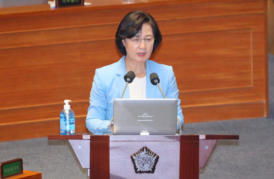 추미애 법무부 장관이 24일 국회 본회의에서 진행된 교육·사회·문화 대정부질문에 참석해 질의에 답하고 있다.   [연합뉴스]